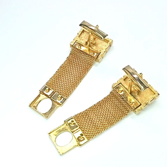 Vintage gold toned mesh wrap cufflinks with star design and red rhinestone. - Picture 2 of 3